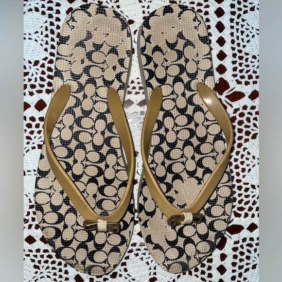 Coach Amel Gold Bow Sandal Flip Flops Size 7-8 Women’s Tan - Picture 3 of 5